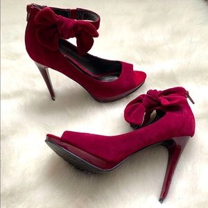 3/$50 Burgundy suede sandals with bow 🎀